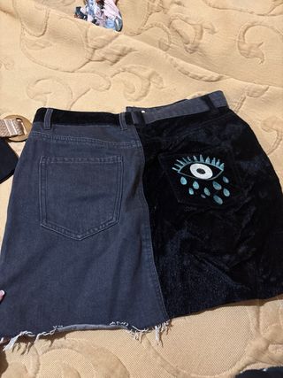 Falda vaquera negra con detalle de pelo