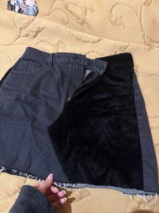 Falda vaquera negra con detalle de pelo