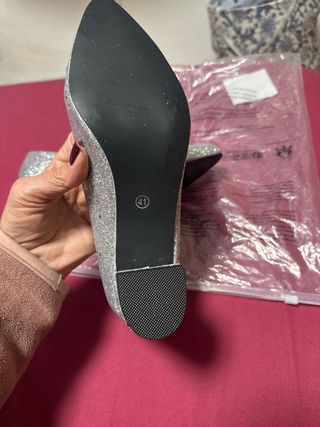 Zapatos de tacón plateados brillantes