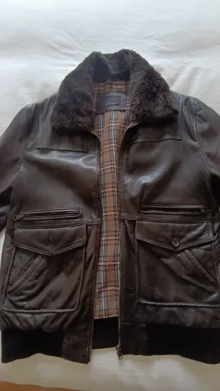 Cazadora de piel marrón con forro cuadros