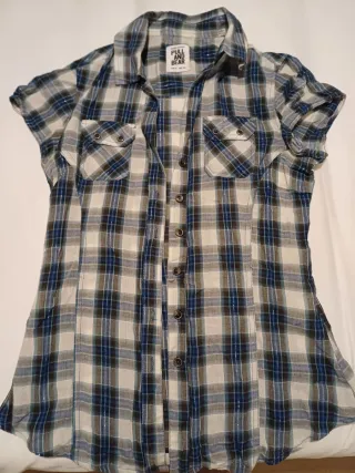 Camisas a cuadros beige, azul, rojo y lila.