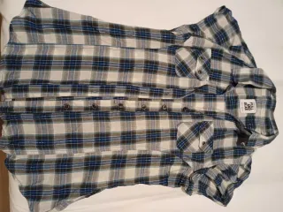 Camisas a cuadros beige, azul, rojo y lila.