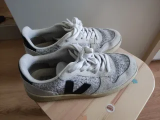 Zapatillas Veja grises y blancas