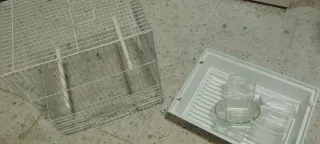 Gabbia per uccelli bianca con supporto