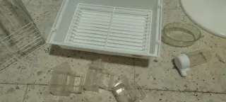 Gabbia per uccelli bianca con supporto