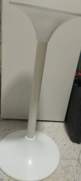 Gabbia per uccelli bianca con supporto