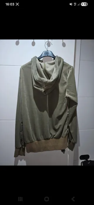 Chaqueta Puma Verde Oliva con Detalles Rosas