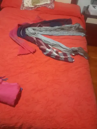 3 bufandas (azul, rosa)