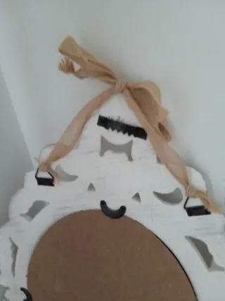 Specchio da parete bianco con decorazione del telaio