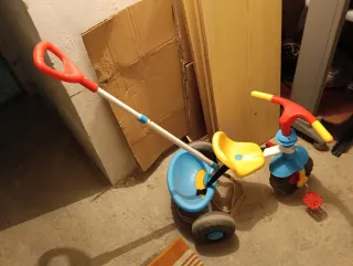 Triciclo infantil con manillar