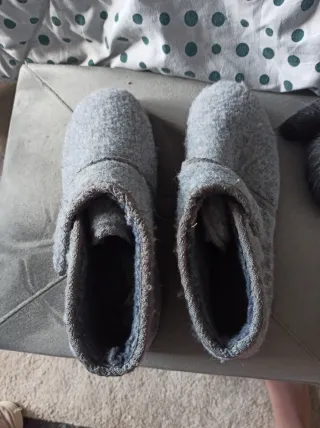 Zapatillas grises de estar por casa,