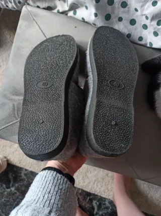 Zapatillas grises de estar por casa,