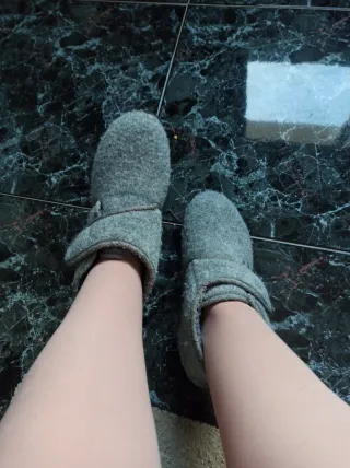 Zapatillas grises de estar por casa,