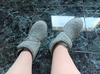 Zapatillas grises de estar por casa,