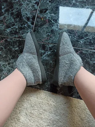 Zapatillas grises de estar por casa,