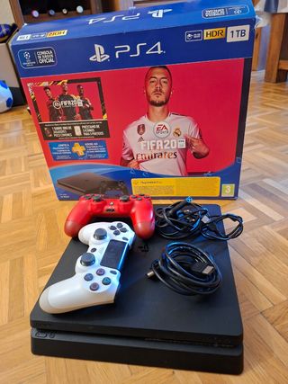 PS4 Slim 1TB con 2 controller e 5 giochi