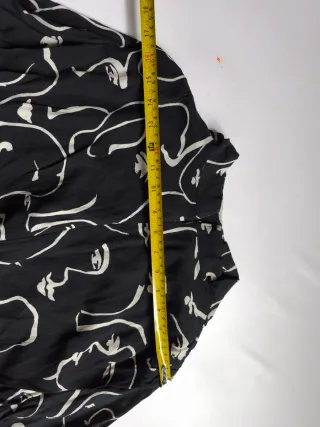 Blusa estampada caras blanco y negro