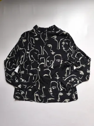 Blusa estampada caras blanco y negro