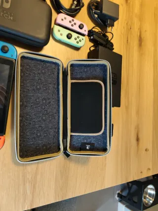 Nintendo Switch V2 + 2 Fundas + Protector + 4 Joy