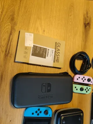 Nintendo Switch V2 + 2 Fundas + Protector + 4 Joy
