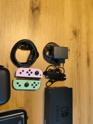 Nintendo Switch V2 + 2 Fundas + Protector + 4 Joy