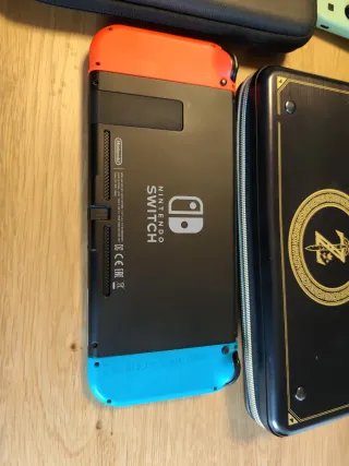 Nintendo Switch V2 + 2 Fundas + Protector + 4 Joy