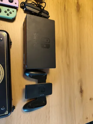 Nintendo Switch V2 + 2 Fundas + Protector + 4 Joy