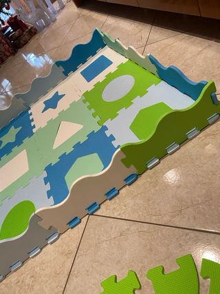 Tappeto puzzle con forme colorate