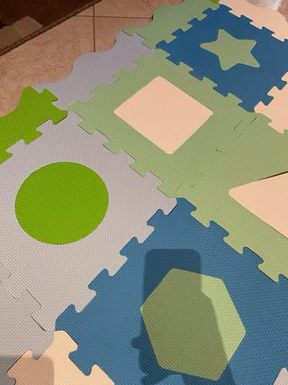 Tappeto puzzle con forme colorate