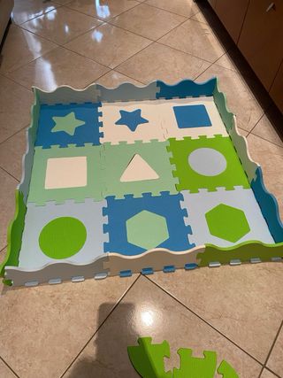 Tappeto puzzle con forme colorate