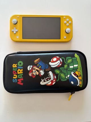 Nintendo Switch Lite Amarilla + Funda Mario