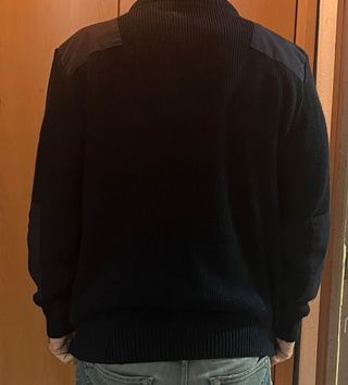 Jersey azul oscuro con parches