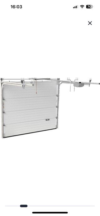 Puerta de garaje blanca con motor