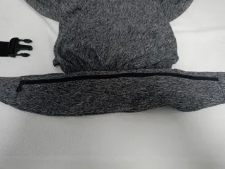 Portabebés ergonómico gris.