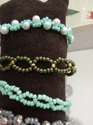 Pulseras de bisutería plateadas y turquesas