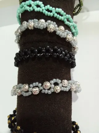 Pulseras de bisutería plateadas y turquesas