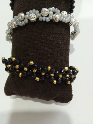 Pulseras de bisutería plateadas y turquesas