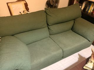 Sofá de dos plazas verde