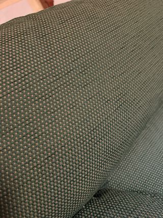 Sofá de dos plazas verde