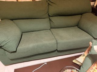 Sofá de dos plazas verde