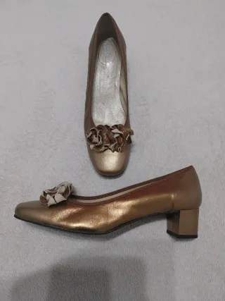 Zapatos piel dorado/bronce con decoración t. 43 44