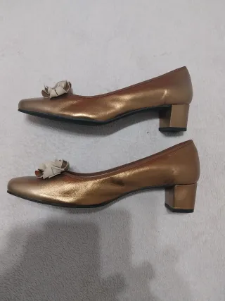 Zapatos piel dorado/bronce con decoración t. 43 44
