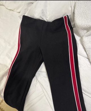 Leggings negros con raya lateral roja