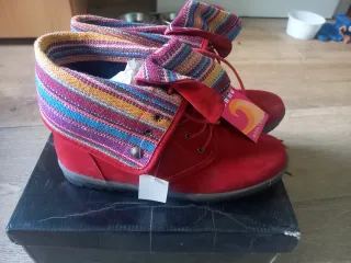 Botines rojos con estampado étnico