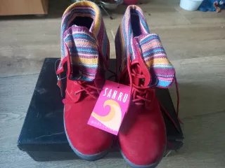 Botines rojos con estampado étnico