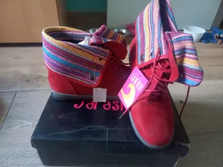 Botines rojos con estampado étnico