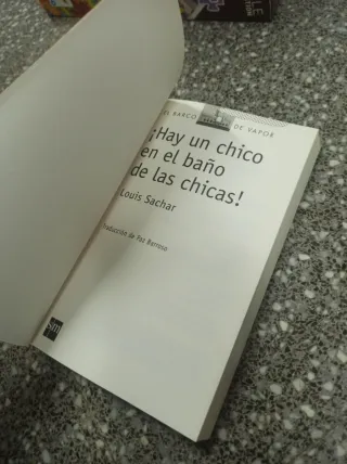 Hay un chico en el baño de las chicas (Spanish ...