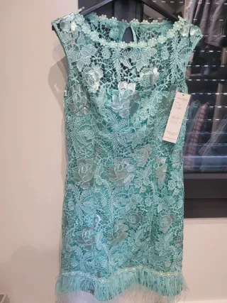 Vestido fiesta encaje plateado y plumas