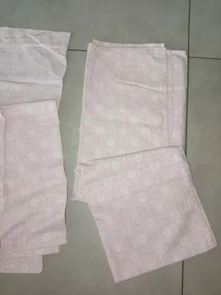 Juego de cuna rosa con estampado floral