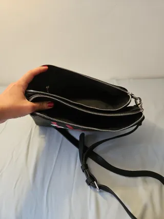 Bandolera #Wearelove negra con doble compartimento